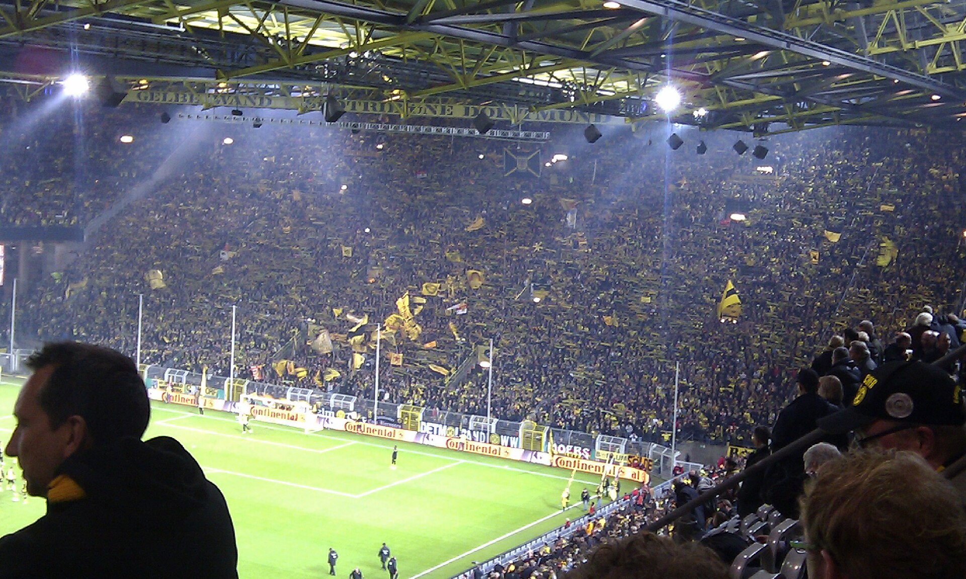 Volle tribune met supporters in een voetbalstadion, sfeerbeeld bij goedkope voetbalreizen vergelijken