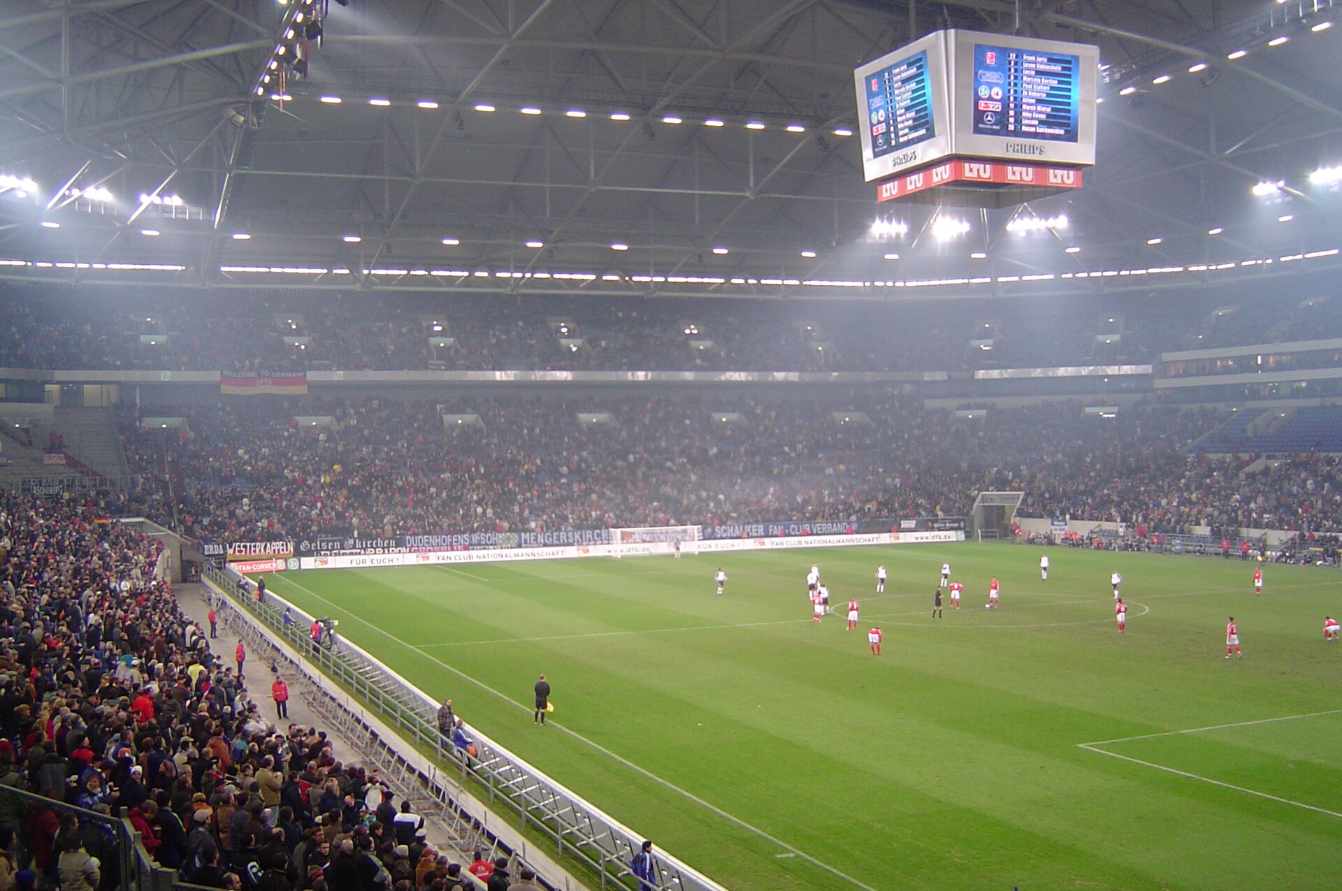 Wedstrijd in de volle Veltins-Arena van Schalke 04 in Gelsenkirchen