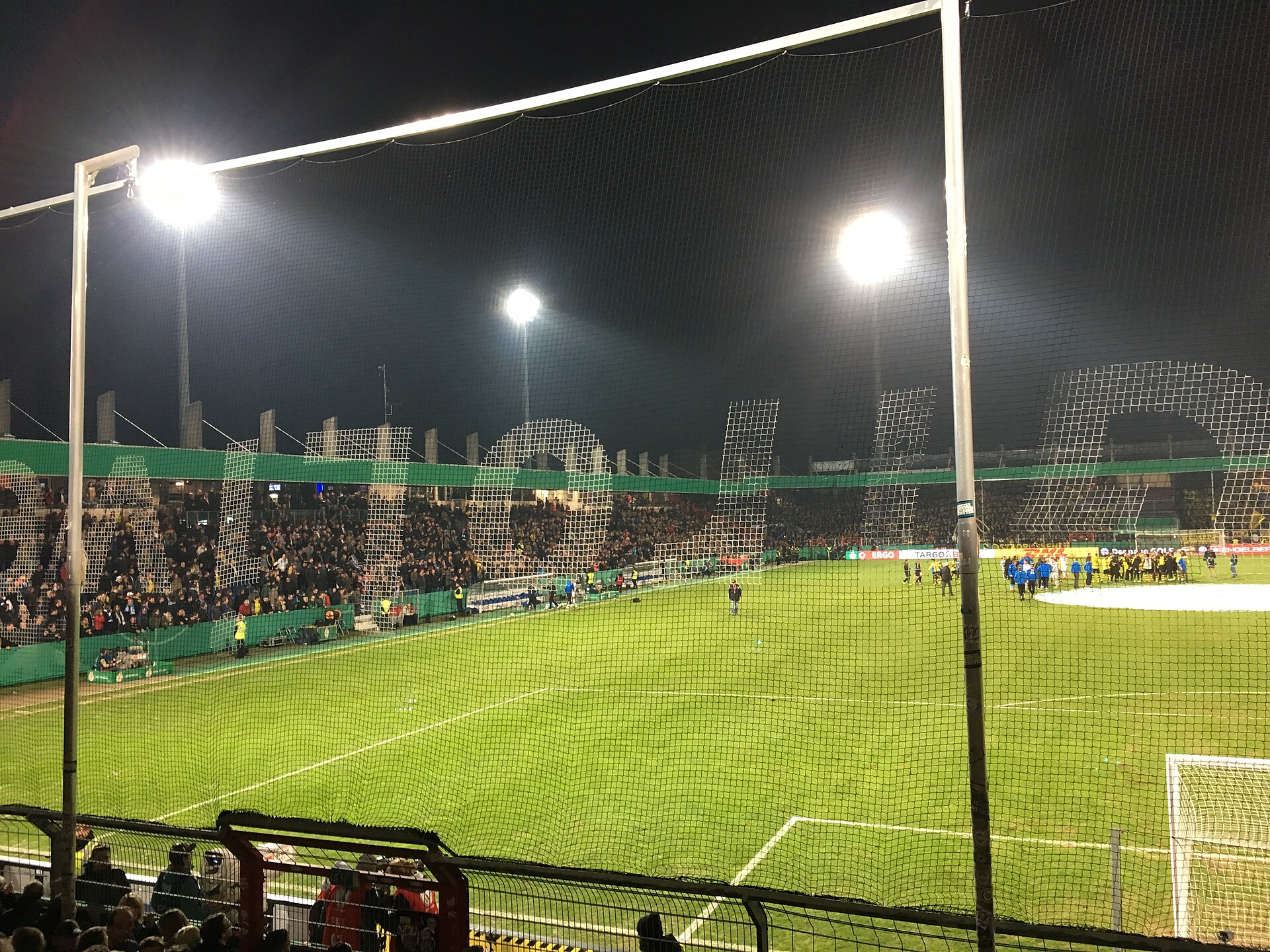 Avondwedstrijd onder de lichtmasten in het stadion aan de Bremer Brücke in Osnabrück, 3. Liga