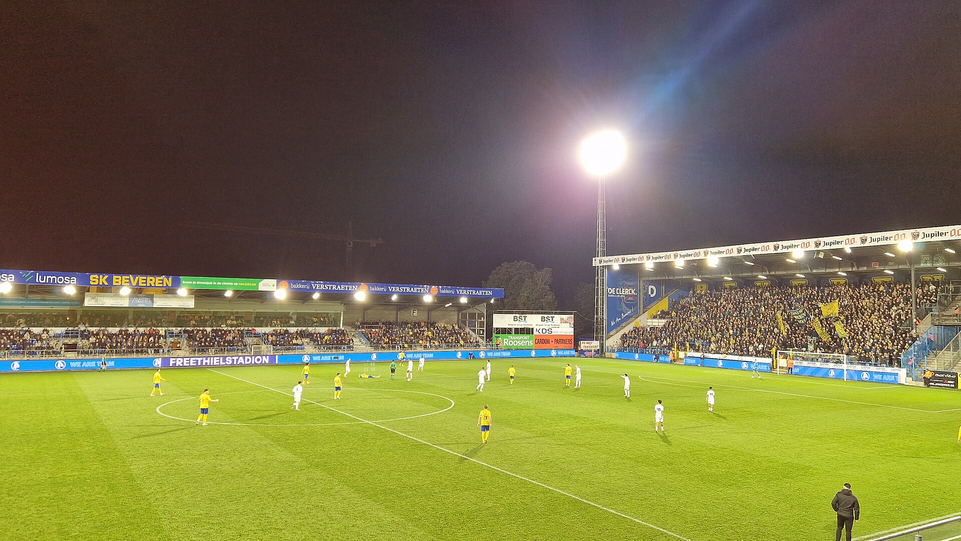 Avondwedstrijd van Beveren onder de lichtmasten in de Challenger Pro League