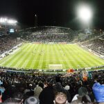 Volle tribunes in het Stade Vélodrome tijdens een avondwedstrijd van Olympique Marseille