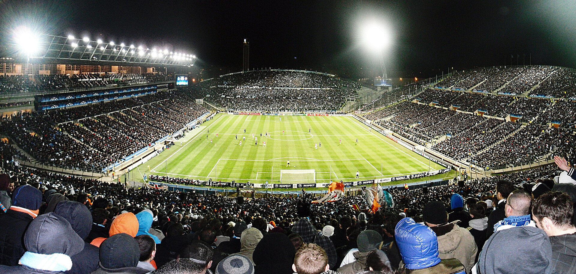 Volle tribunes in het Stade Vélodrome tijdens een avondwedstrijd van Olympique Marseille