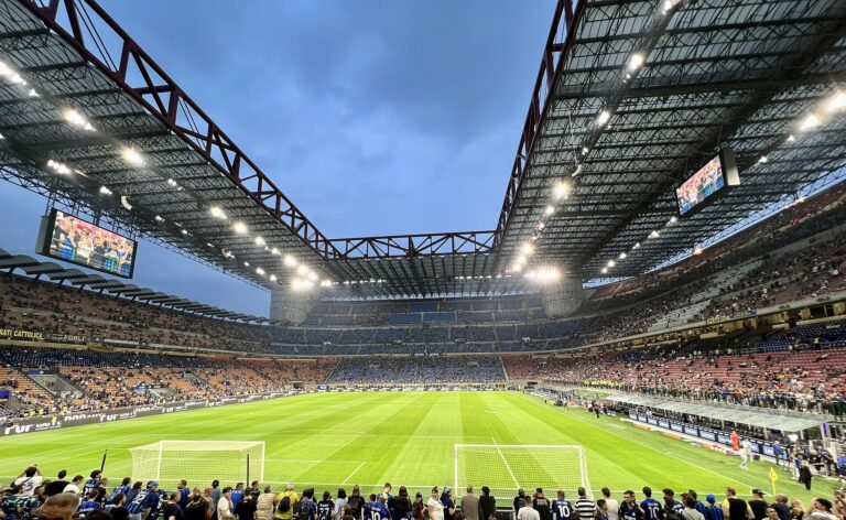 Het verlichte San Siro in Milaan van binnen, bestemming voor voetbalreizen naar Italië