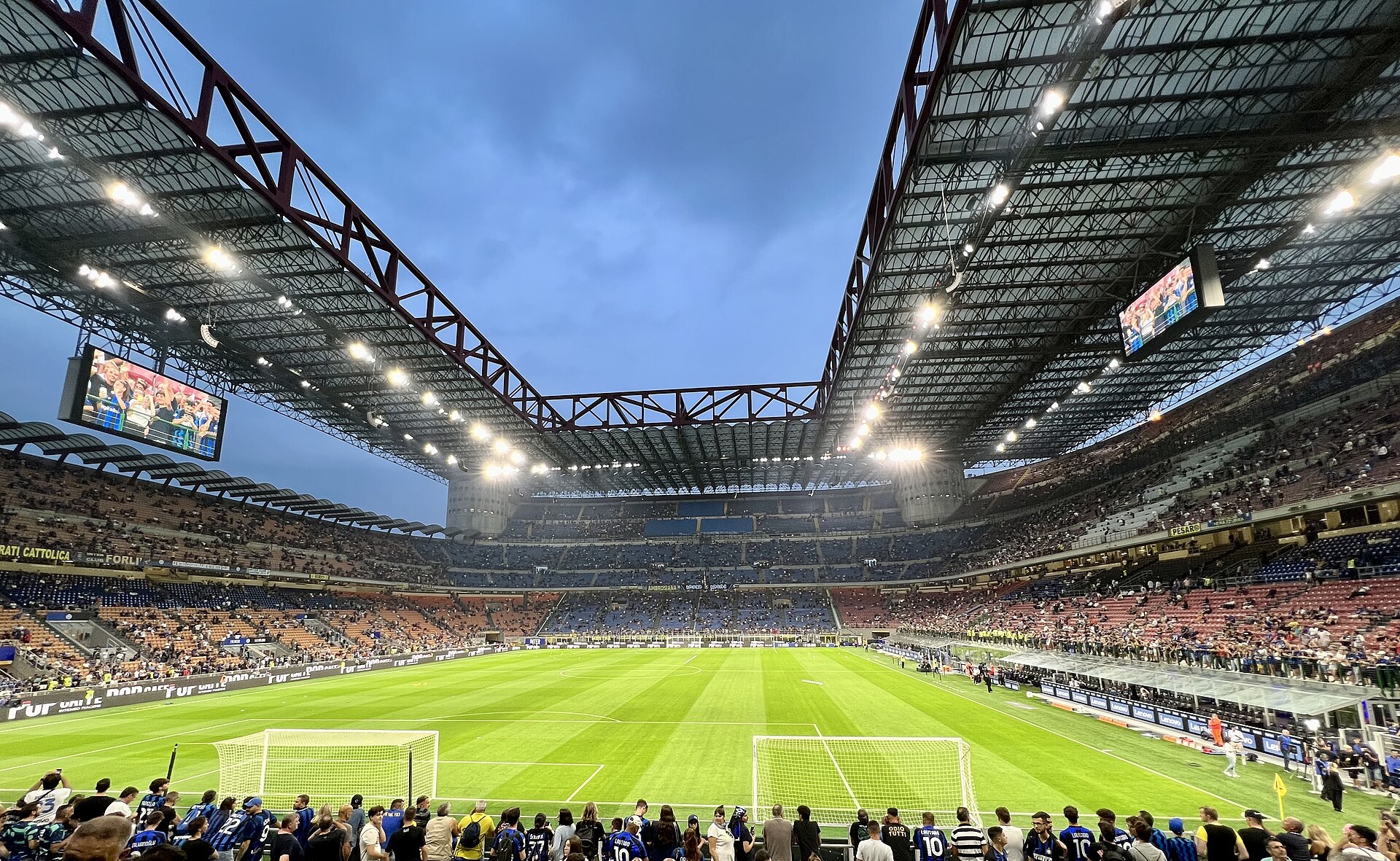 Het verlichte San Siro in Milaan van binnen, bestemming voor voetbalreizen naar Italië