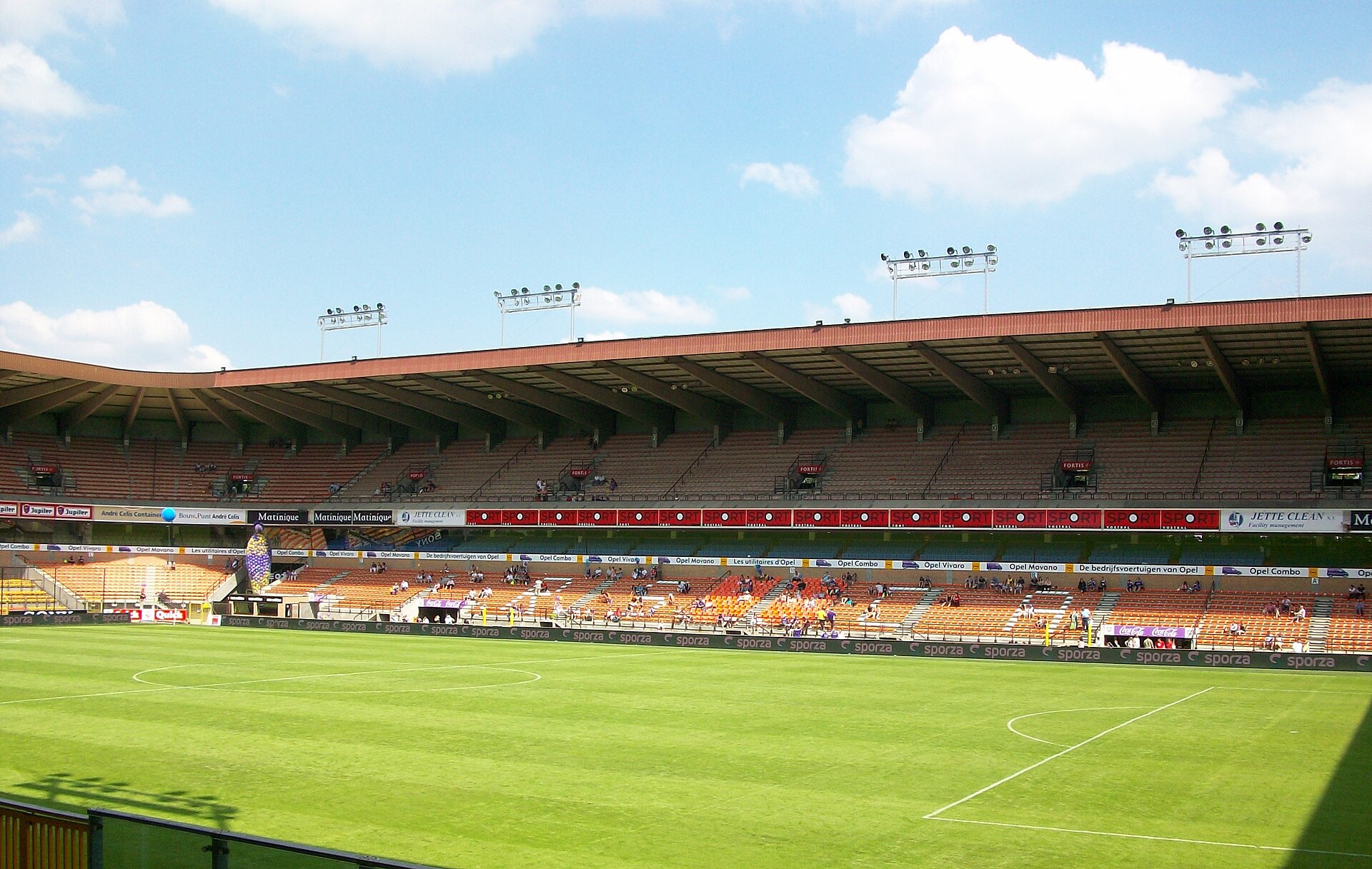 Het veld en de tribunes van het stadion van Anderlecht in Brussel, Jupiler Pro League