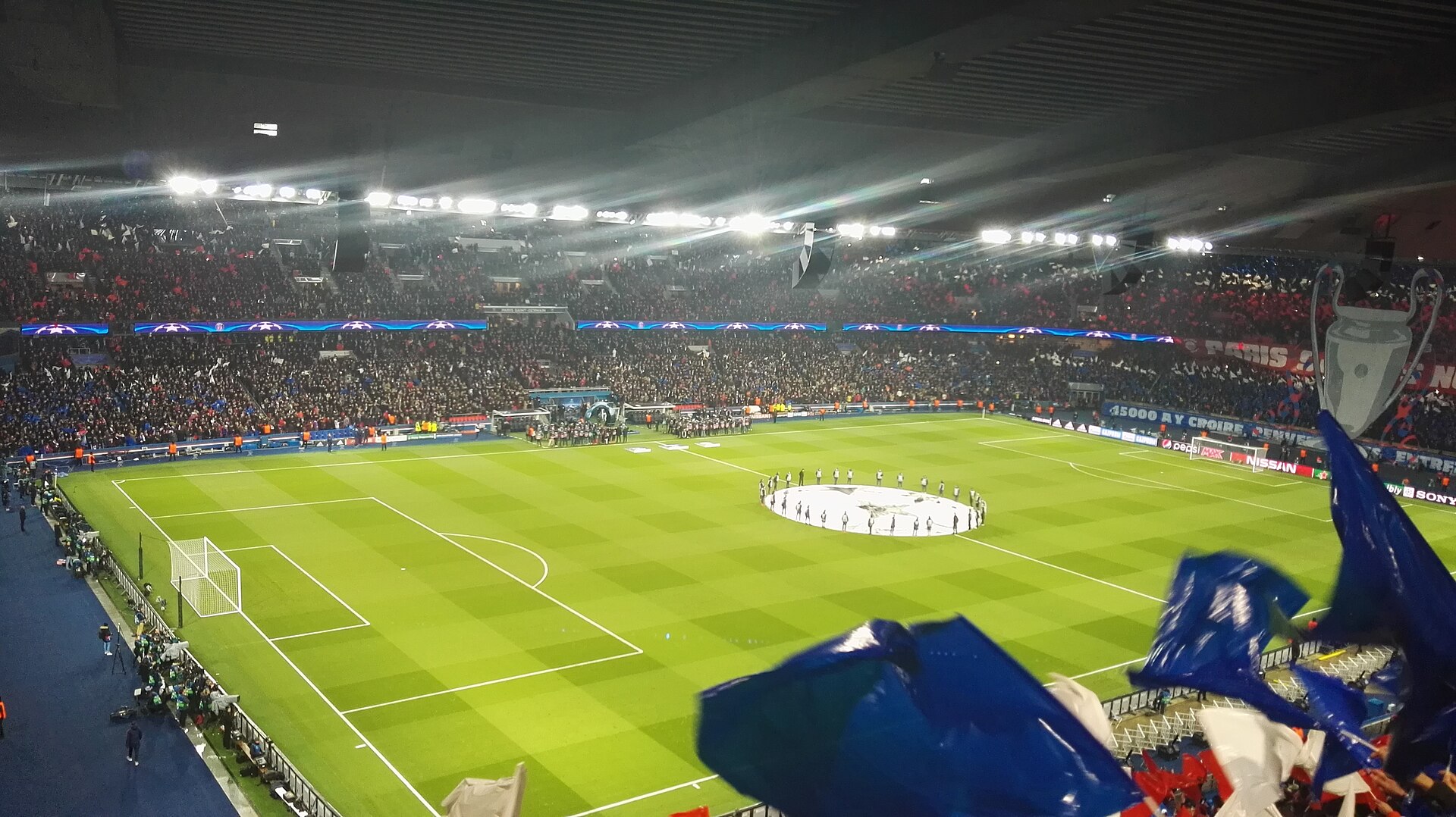 Het Parc des Princes in Parijs tijdens een avondwedstrijd in de Ligue 1