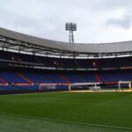 Tribunes en het veld van De Kuip in Rotterdam, het stadion van Feyenoord