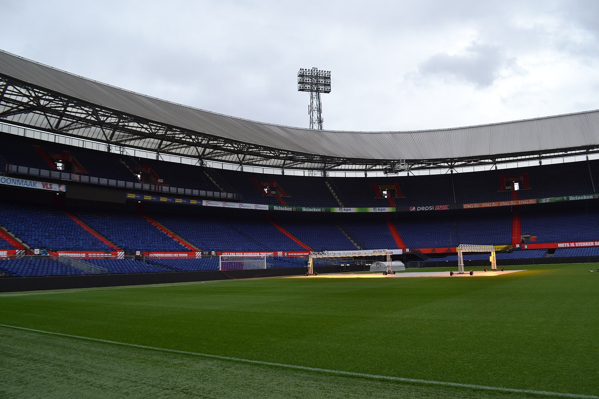 Tribunes en het veld van De Kuip in Rotterdam, het stadion van Feyenoord