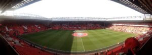 Panorama van Anfield in Liverpool, een van de populairste stadions voor voetbalreizen Premier League