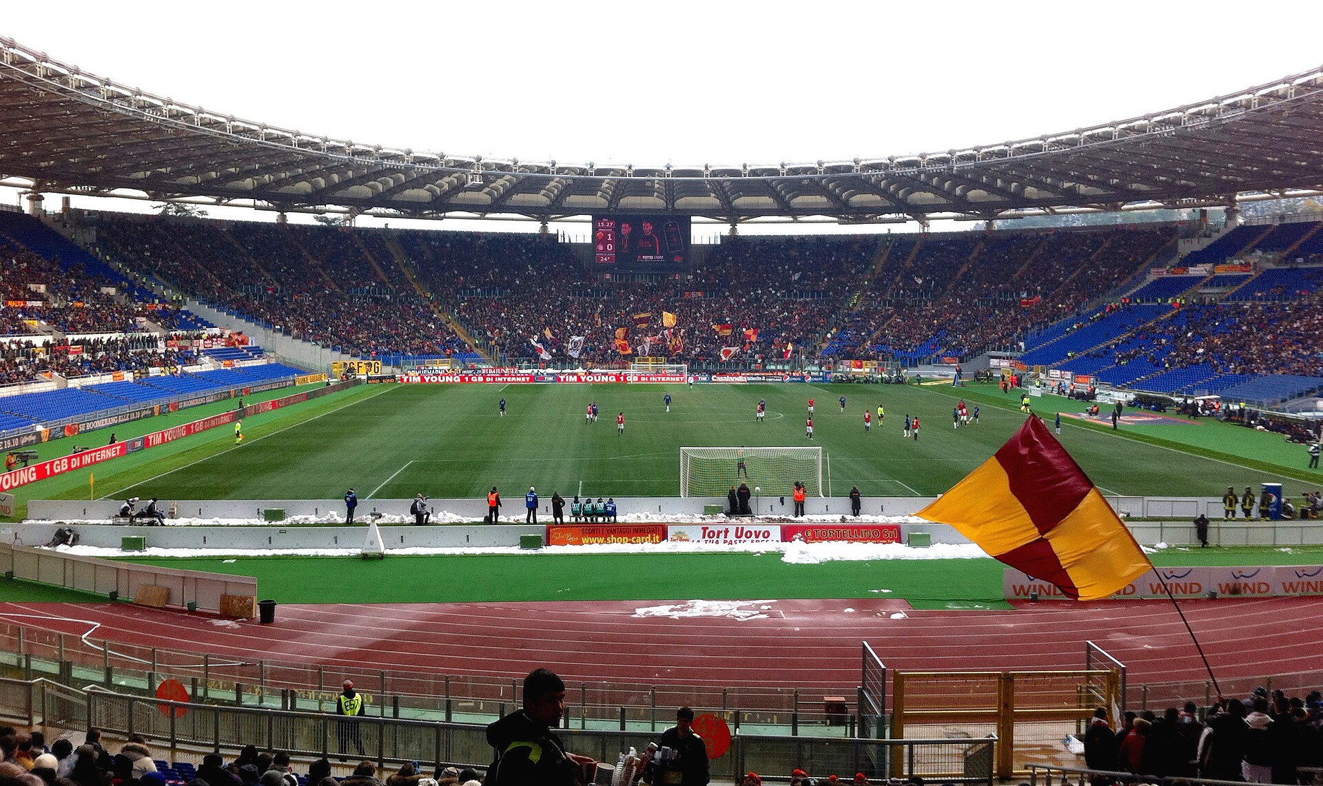 Supporters van AS Roma in het Stadio Olimpico in Rome tijdens een Serie A-wedstrijd