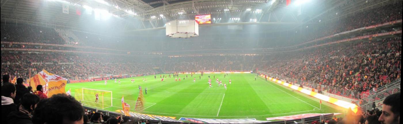 Wedstrijd in het volle stadion van Galatasaray in Istanbul, Süper Lig